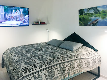 Terrassenblick – Raum mit Doppelbett